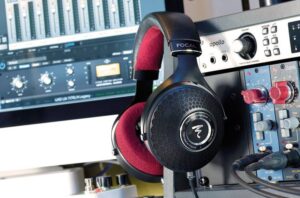 Focal, casque audio haut de gamme Clear MG Professional, noir et rouge, Technophile Journal